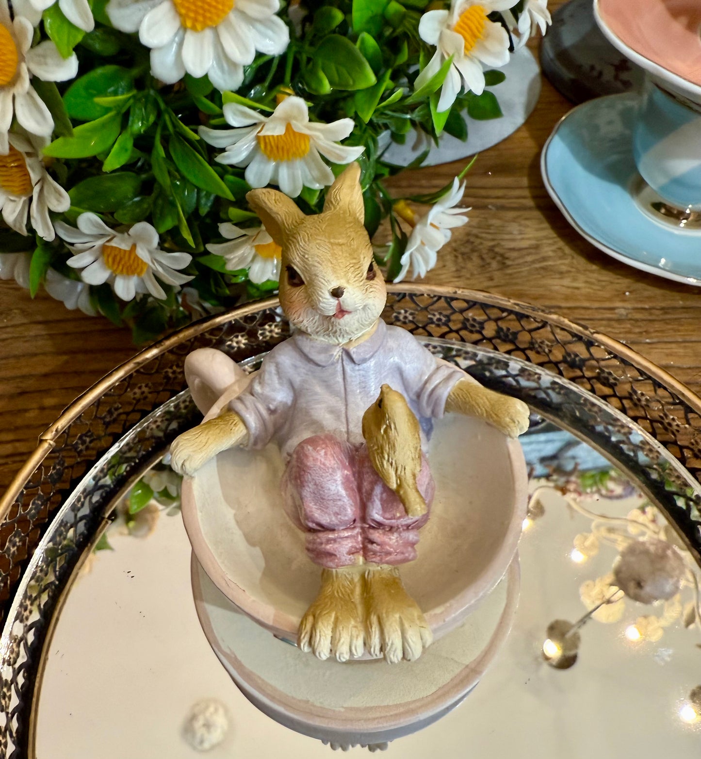 Lapin à l’Oiseau en Tasse Pastel