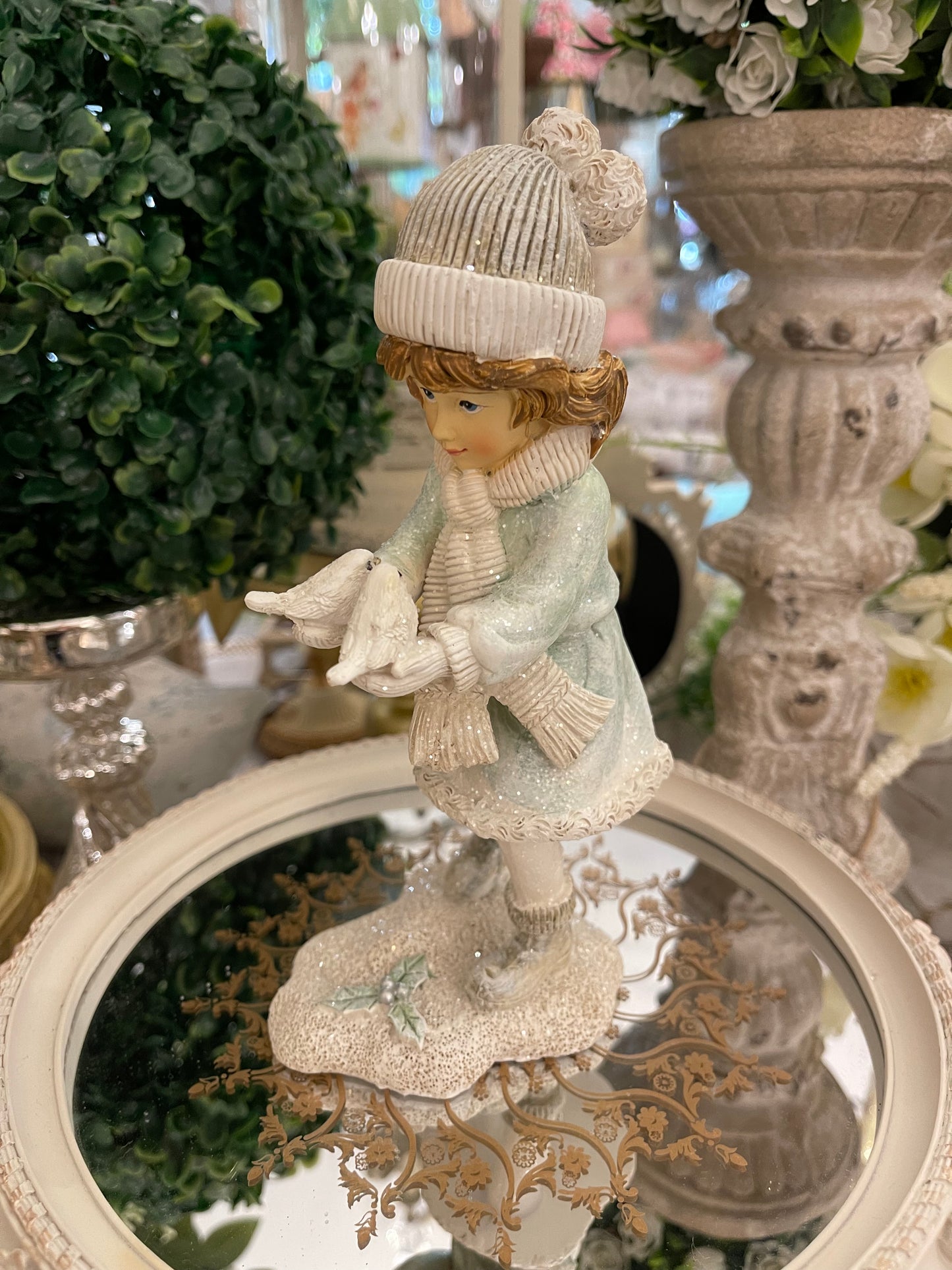 Petite fille aux oiseaux