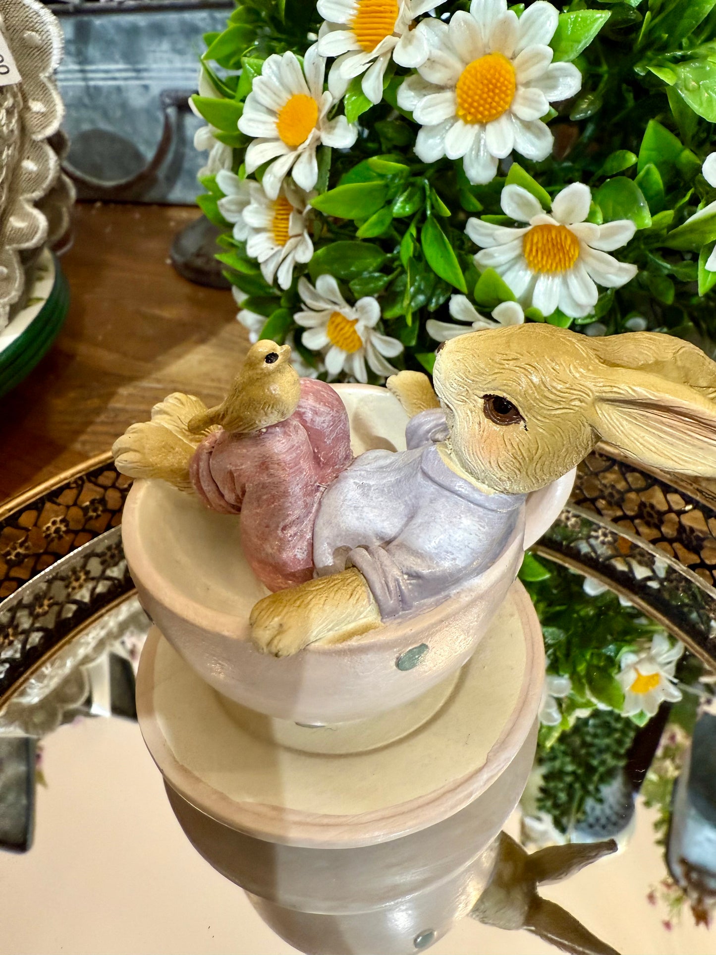 Lapin à l’Oiseau en Tasse Pastel