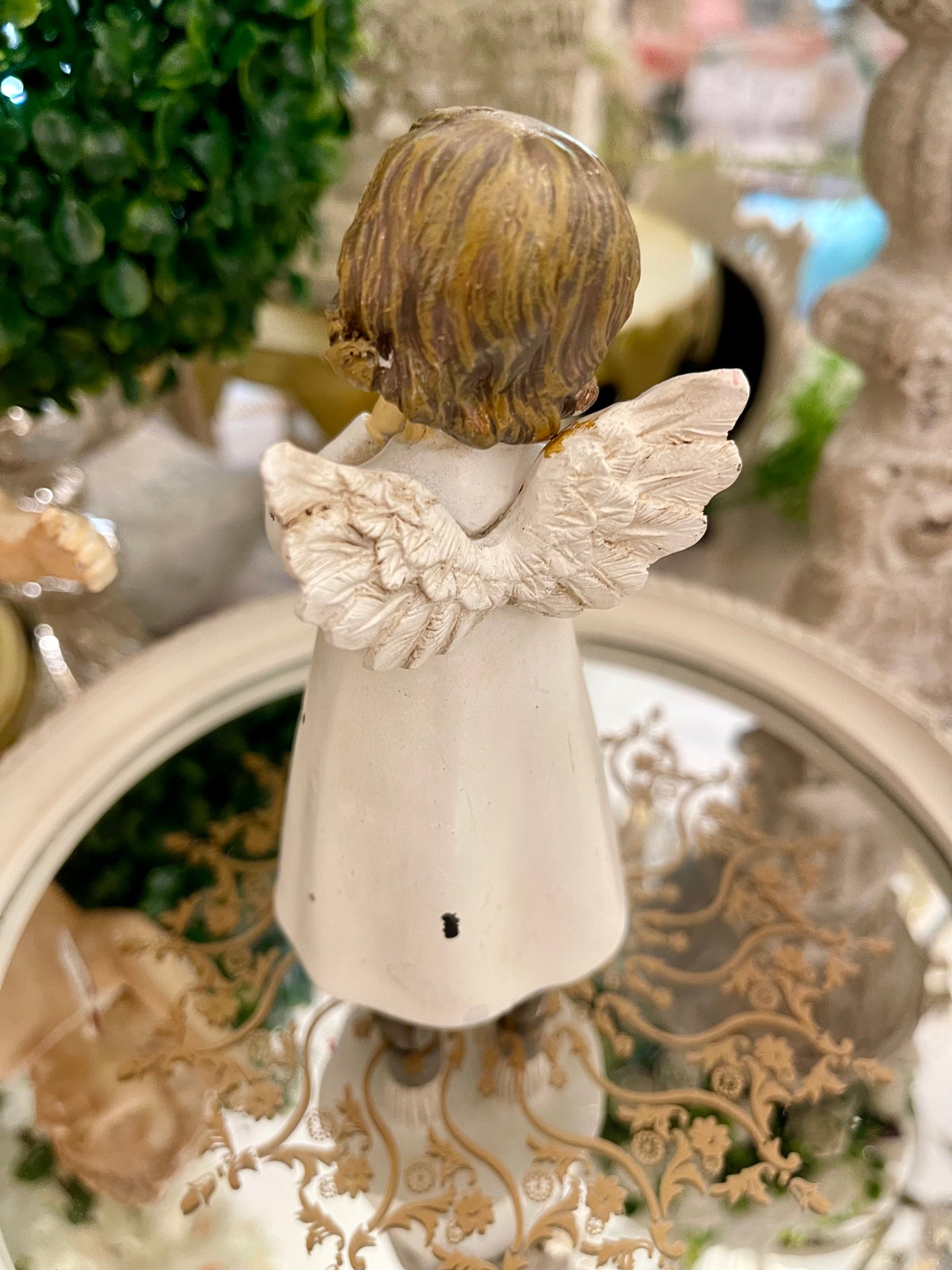 Petit ange à la poupée