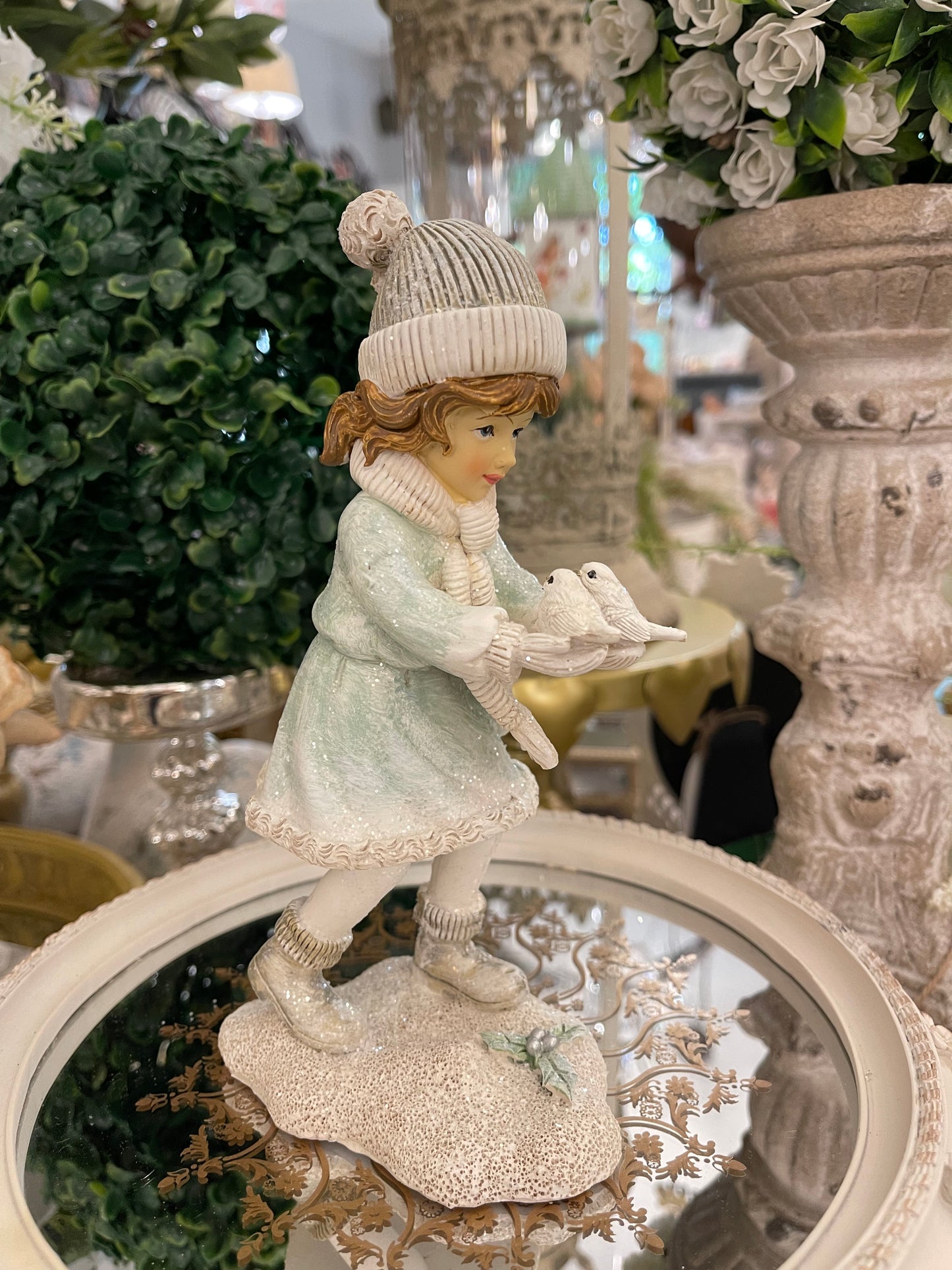 Petite fille aux oiseaux