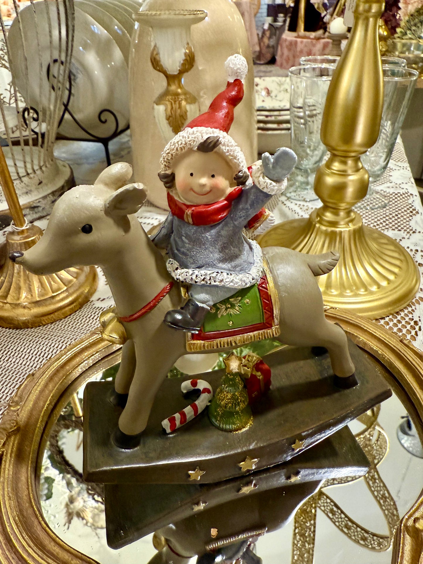 Lutin Joyeux à Dos de Renne