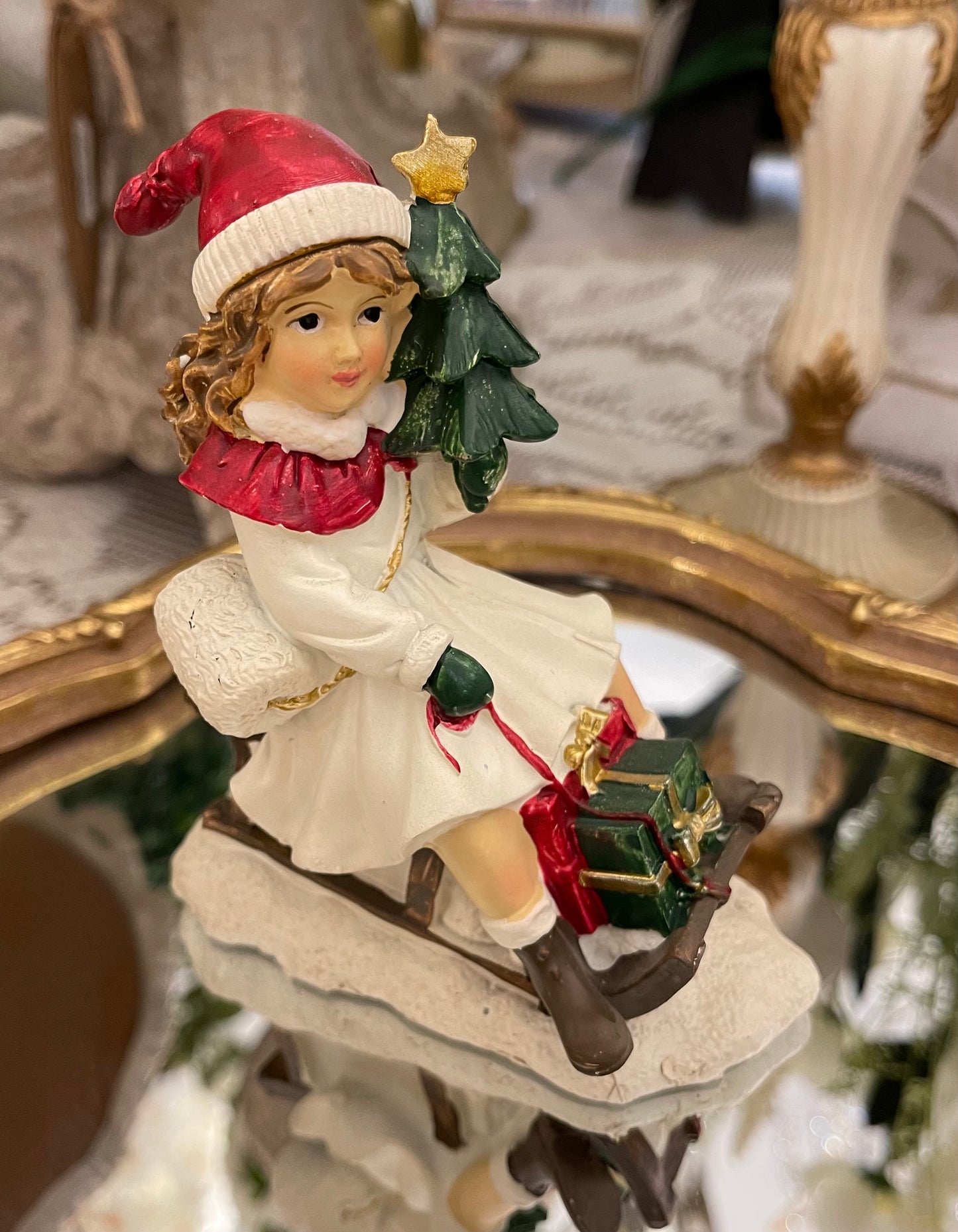 Petite fille à la luge