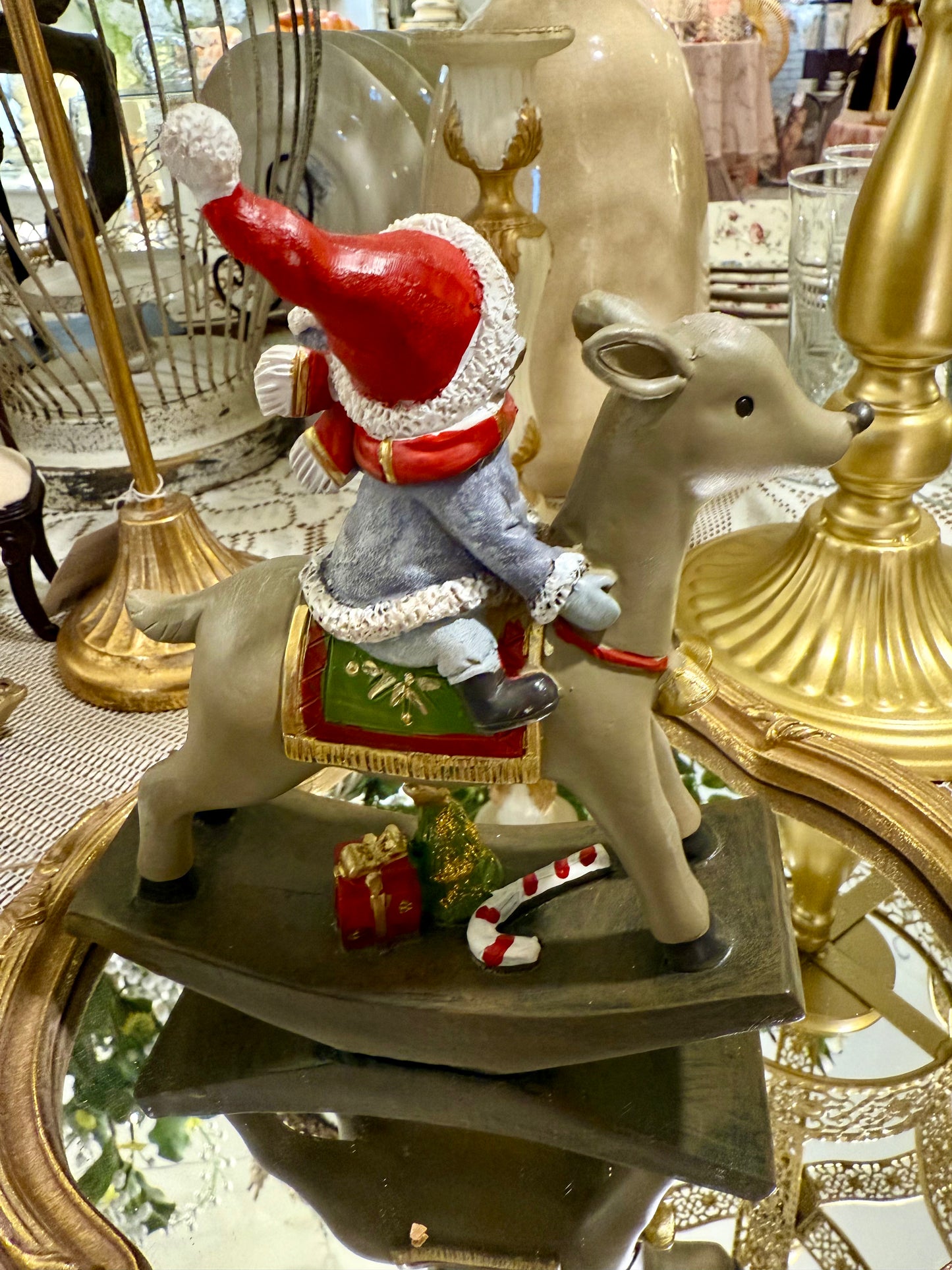 Lutin Joyeux à Dos de Renne