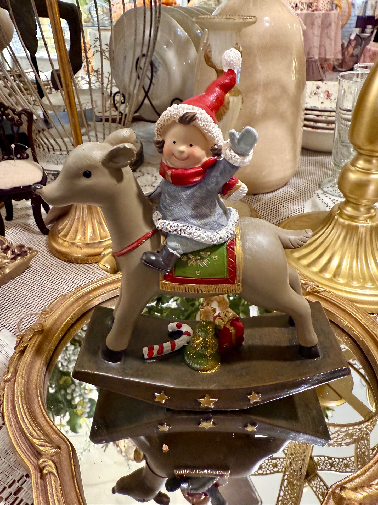 Lutin Joyeux à Dos de Renne