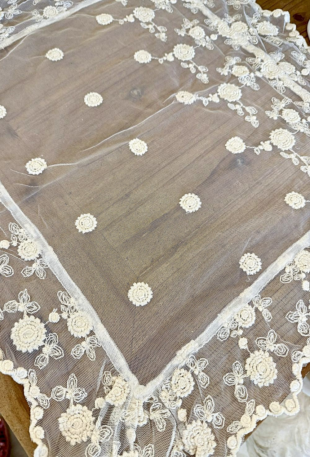 Set de table carré en dentelle blanche à motifs floraux délicats, style shabby chic et romantique, idéal pour une décoration de table élégante et poétique