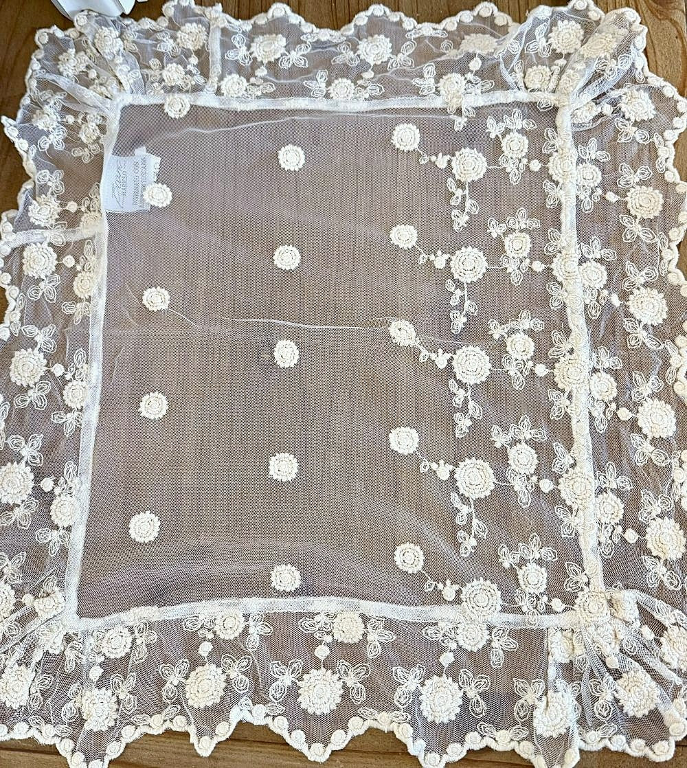 Set de table carré en dentelle blanche à motifs floraux délicats, style shabby chic et romantique, idéal pour une décoration de table élégante et poétique