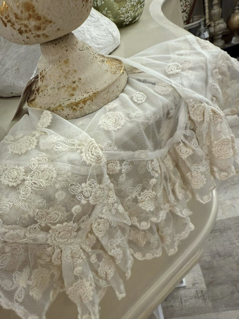Set de table carré en dentelle blanche à motifs floraux délicats, style shabby chic et romantique, idéal pour une décoration de table élégante et poétique