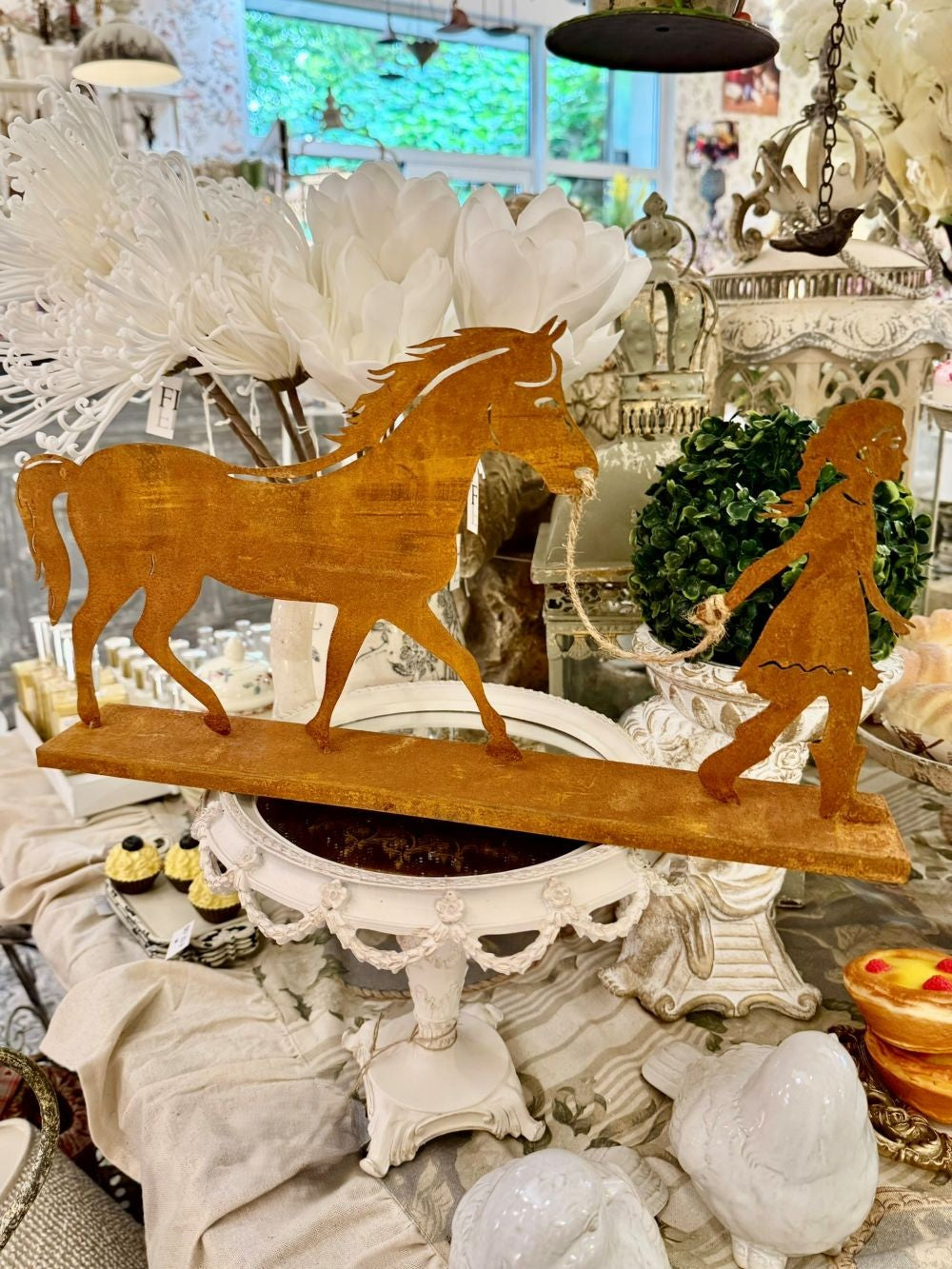 Silhouette décorative en métal rouillé représentant une fillette tenant un cheval, style shabby chic et poétique, pour déco intérieure ou jardin champêtre