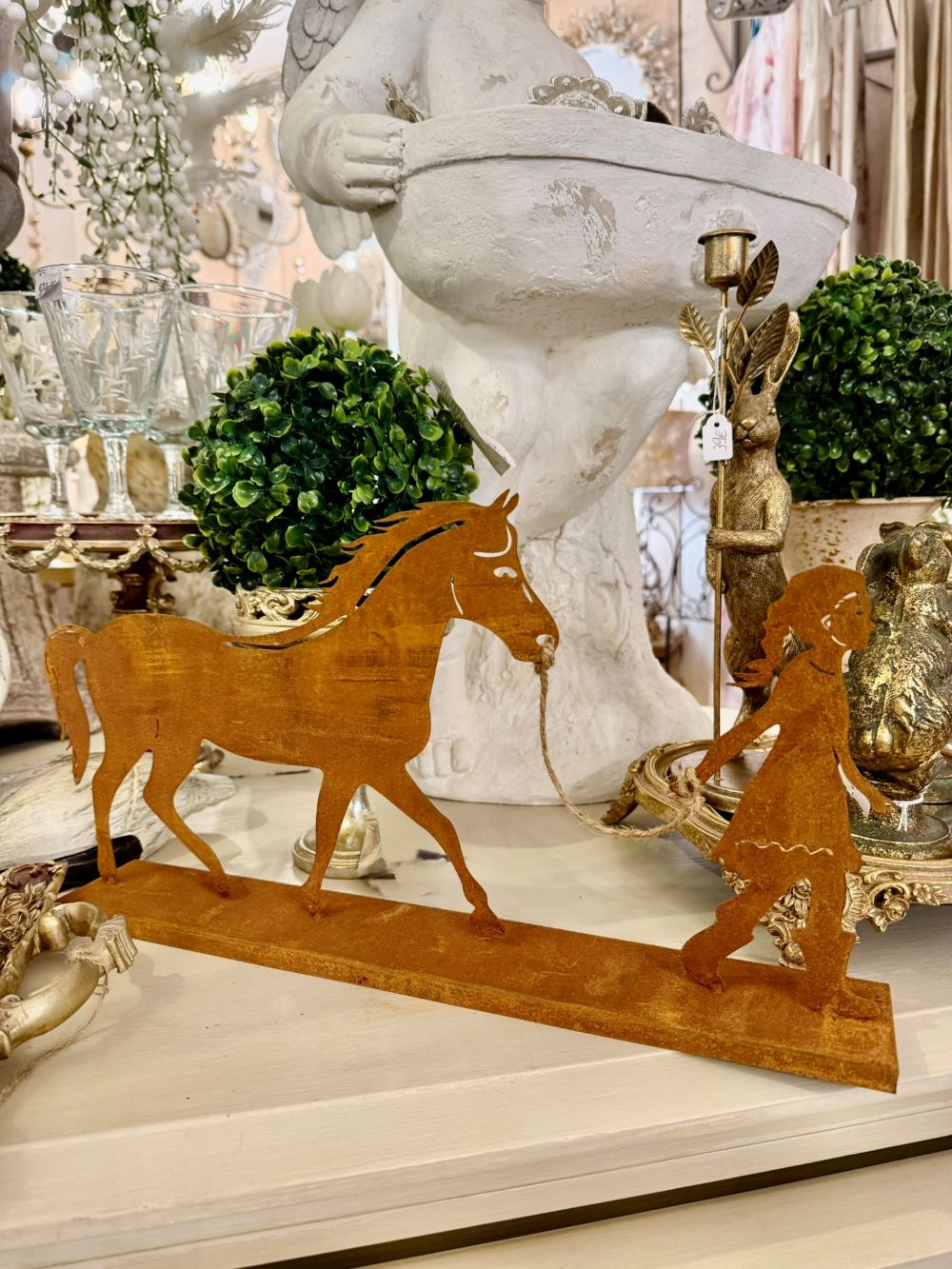 Silhouette décorative en métal rouillé représentant une fillette tenant un cheval, style shabby chic et poétique, pour déco intérieure ou jardin champêtre