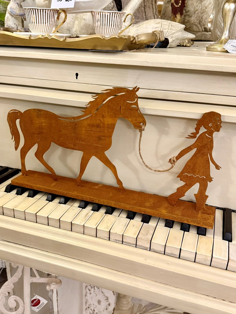 Silhouette décorative en métal rouillé représentant une fillette tenant un cheval, style shabby chic et poétique, pour déco intérieure ou jardin champêtre