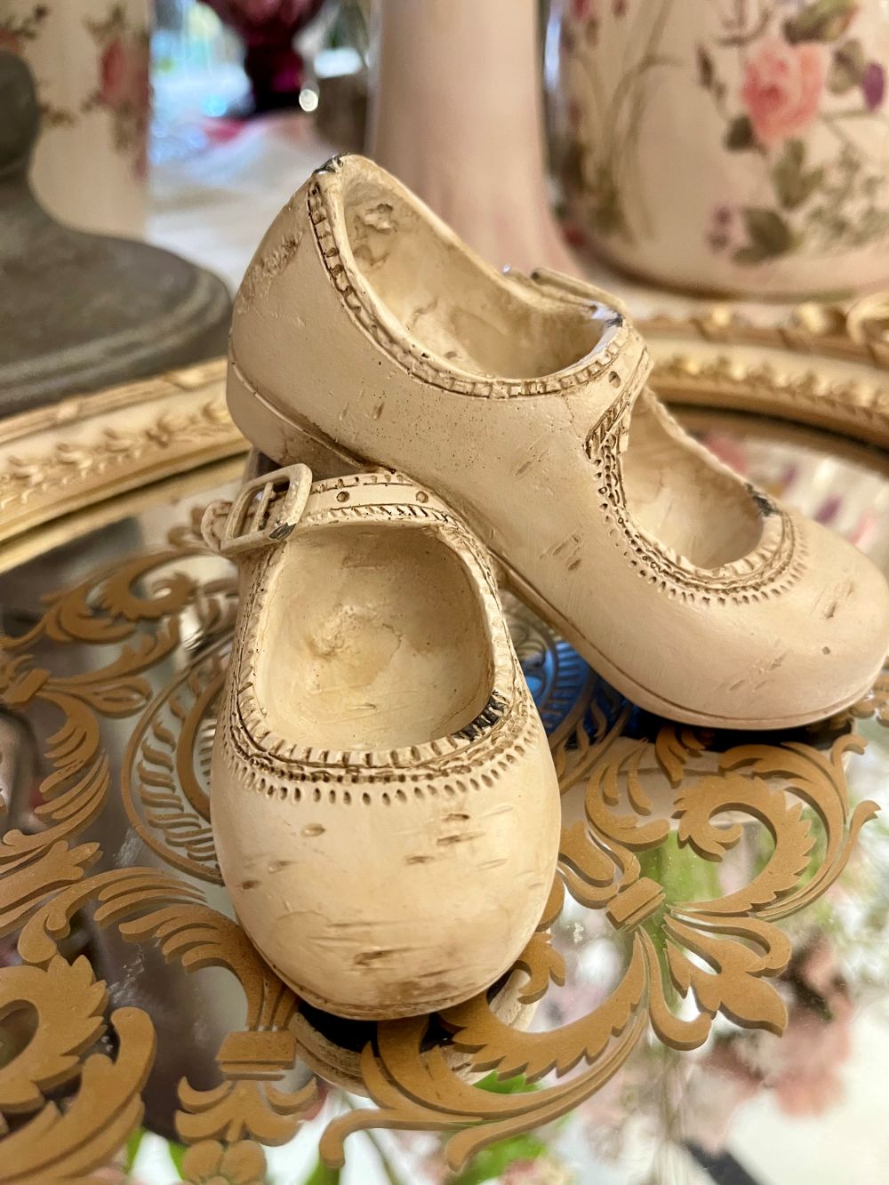 Petits souliers décoratifs d’antan en tonalités douces, accessoires de décoration au style romantique et shabby chic, parfaits pour une ambiance poétique et chaleureuse