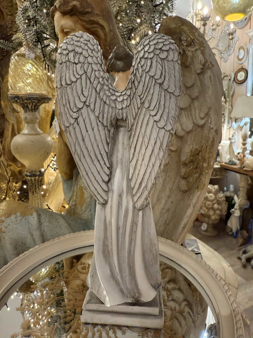 Figurine ange en prière décorative blanc patiné, ailes déployées, style shabby chic romantique et poétique, décoration de charme esprit féérique