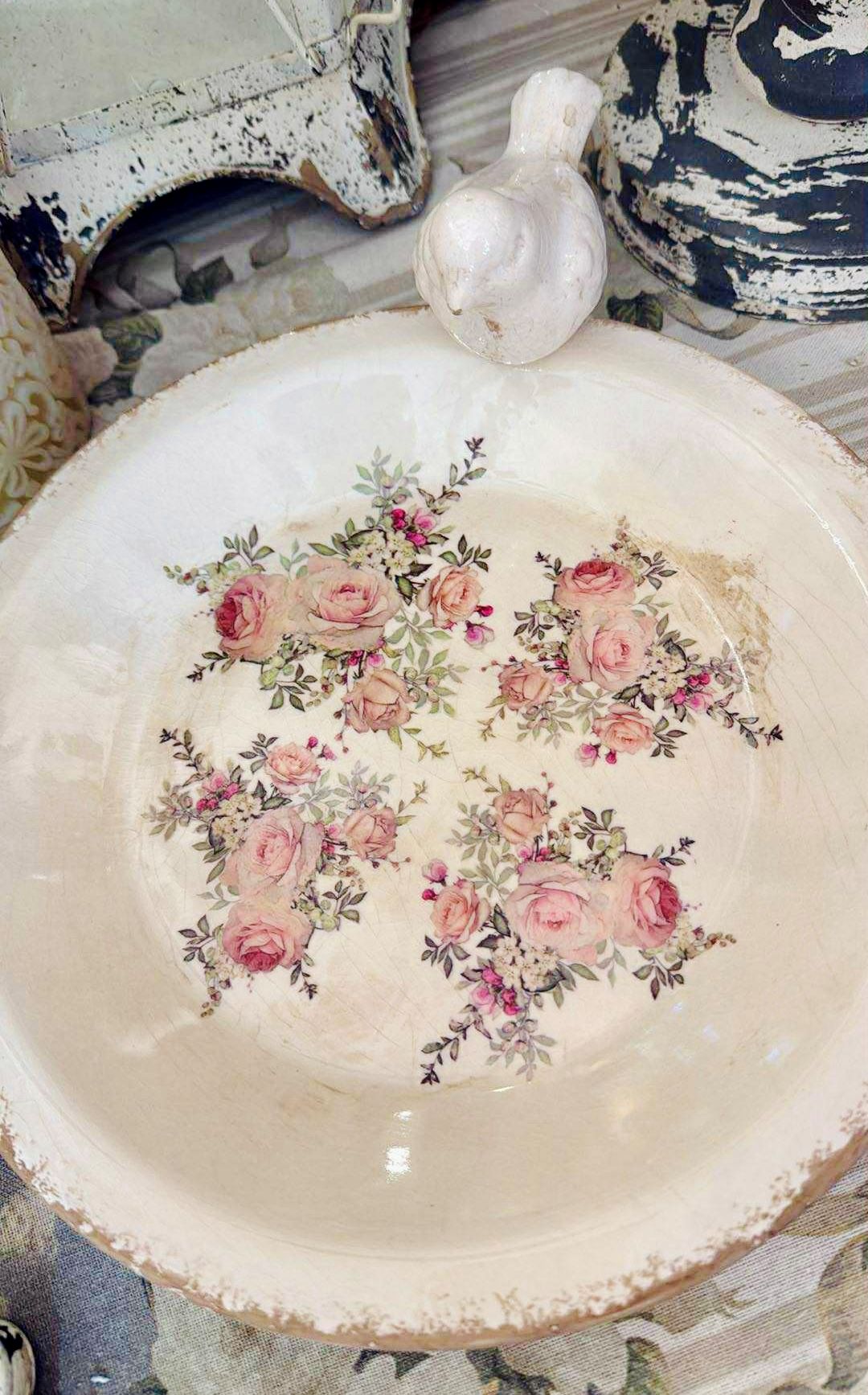 Bain d’oiseaux décoratif en céramique de 26 cm, orné de motifs floraux roses sur fond crème, style shabby chic et déco romantique, ambiance poétique et vintage
