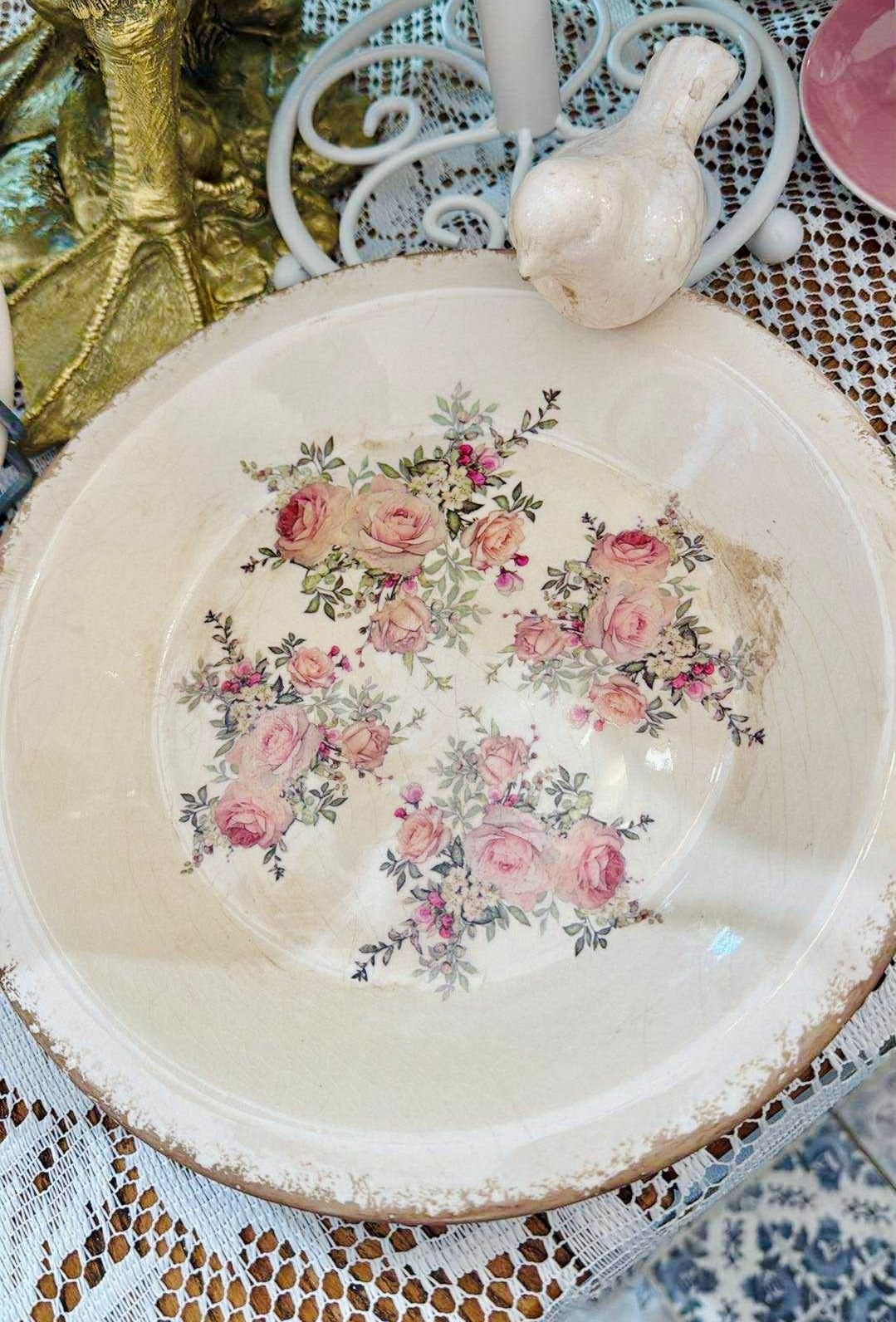 Bain d’oiseaux décoratif en céramique de 26 cm, orné de motifs floraux roses sur fond crème, style shabby chic et déco romantique, ambiance poétique et vintage