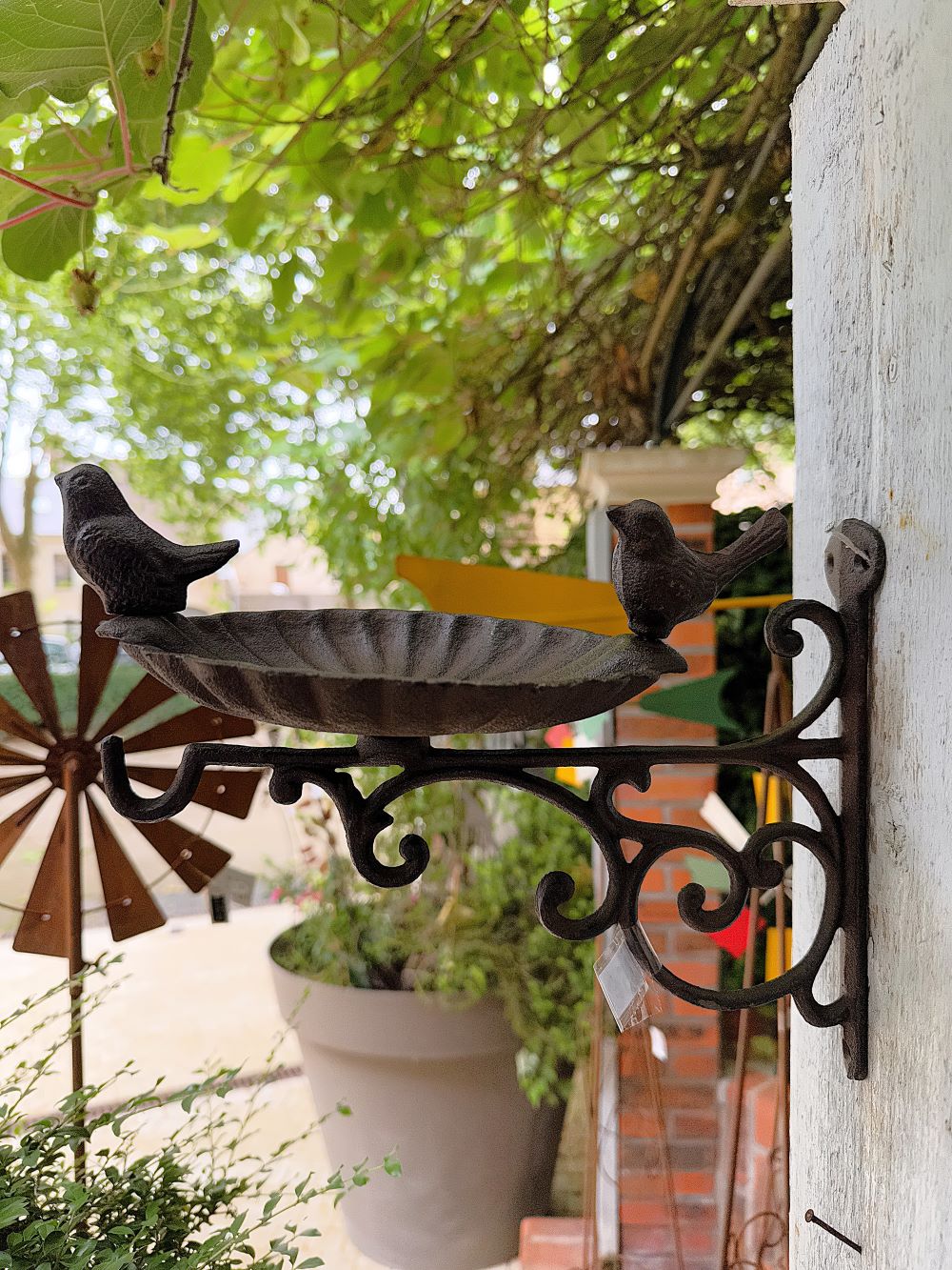 Bassin oiseau mural en fonte brun rouille avec deux oiseaux décoratifs, style vintage pour décoration jardin romantique et shabby chic