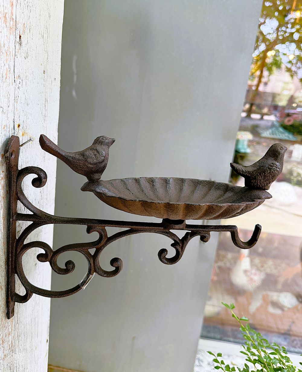 Bassin oiseau mural en fonte brun rouille avec deux oiseaux décoratifs, style vintage pour décoration jardin romantique et shabby chic