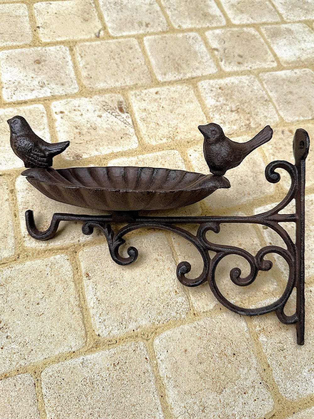 Bassin oiseau mural en fonte brun rouille avec deux oiseaux décoratifs, style vintage pour décoration jardin romantique et shabby chic