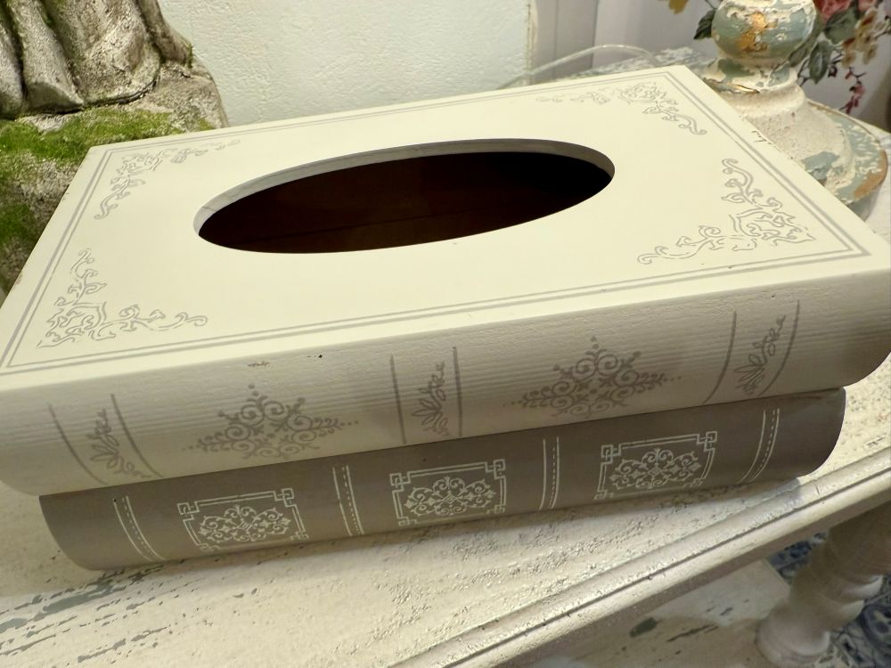 Boîte à mouchoirs en bois imitation livres anciens, couleurs crème et gris perle, style bibliothèque shabby chic pour une décoration romantique et élégante