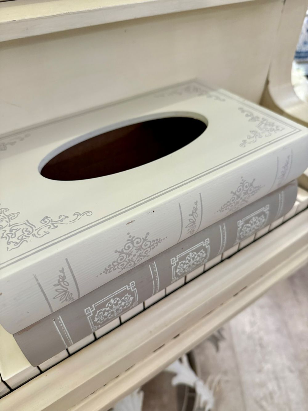 Boîte à mouchoirs en bois imitation livres anciens, couleurs crème et gris perle, style bibliothèque shabby chic pour une décoration romantique et élégante