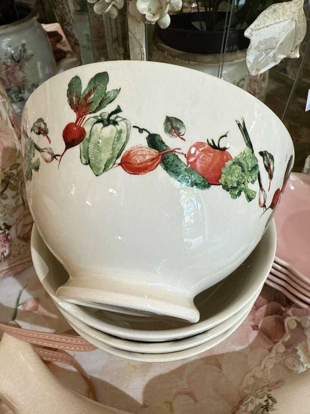 Bol rétro en faïence ivoire décoré de légumes colorés style vintage, ambiance déco shabby chic et romantique.