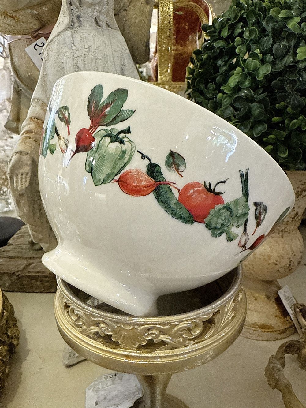 Bol rétro en faïence ivoire décoré de légumes colorés style vintage, ambiance déco shabby chic et romantique.