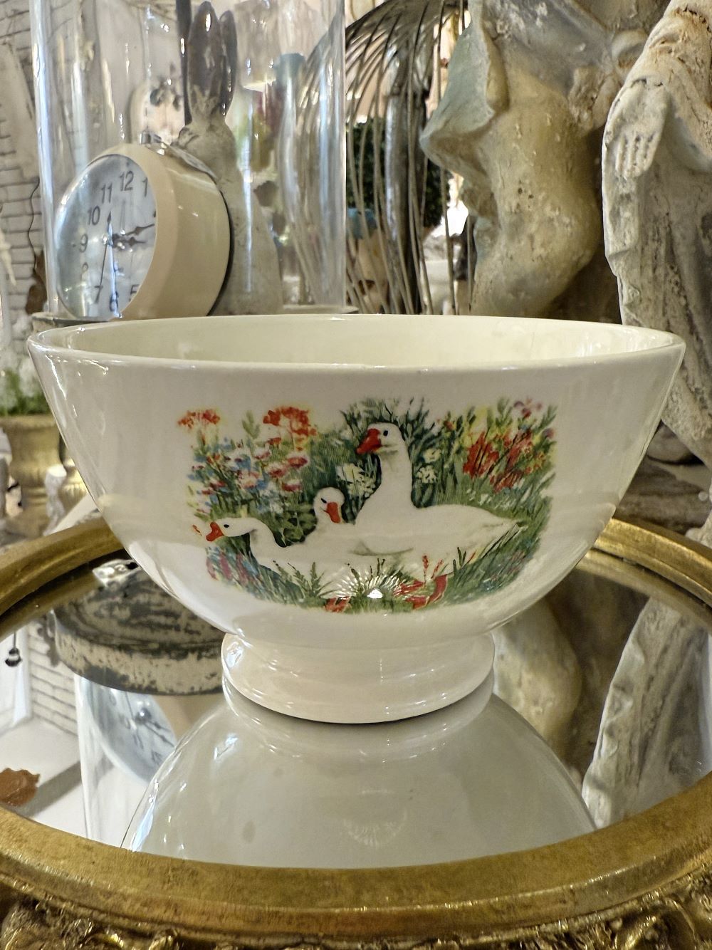 Bol rétro en faïence ivoire décoré d’oies blanches dans un champ fleuri, style ferme romantique et décoration shabby chic