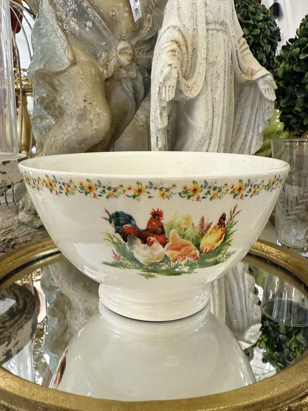 Bol rétro en faïence ivoire décoré de poules, poussins et fleurs jaunes, style ferme chic et déco shabby romantique