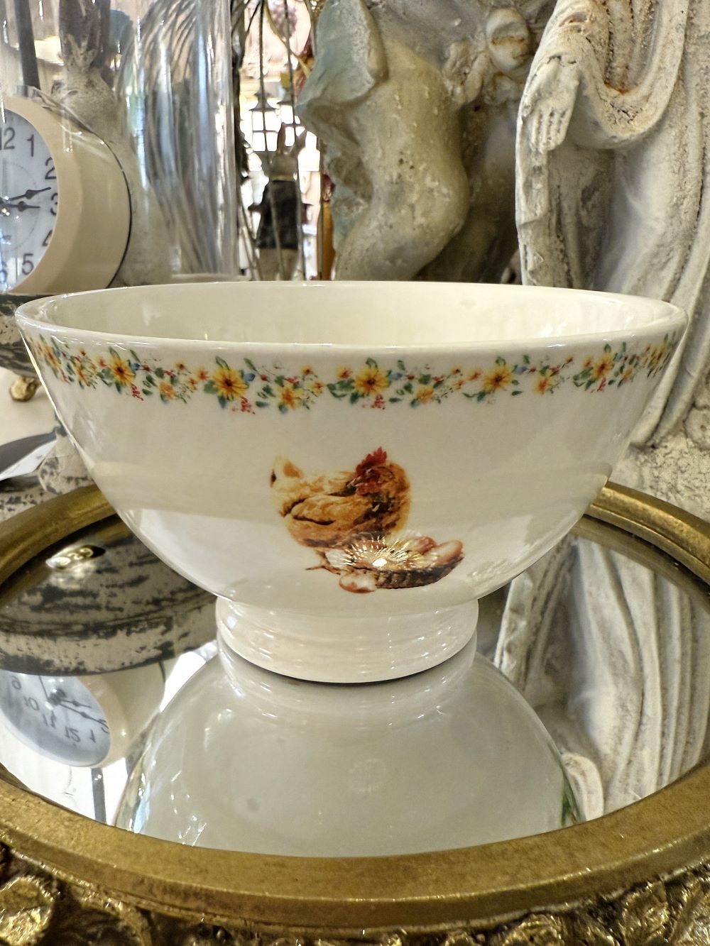 Bol rétro en faïence ivoire décoré de poules, poussins et fleurs jaunes, style ferme chic et déco shabby romantique