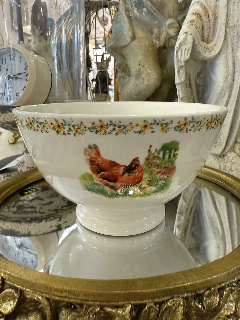 Bol rétro en faïence ivoire décoré de poules, poussins et fleurs jaunes, style ferme chic et déco shabby romantique