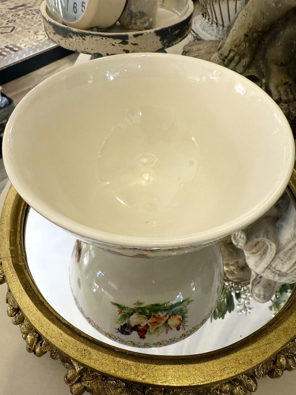 Bol rétro en faïence ivoire décoré de poules, poussins et fleurs jaunes, style ferme chic et déco shabby romantique