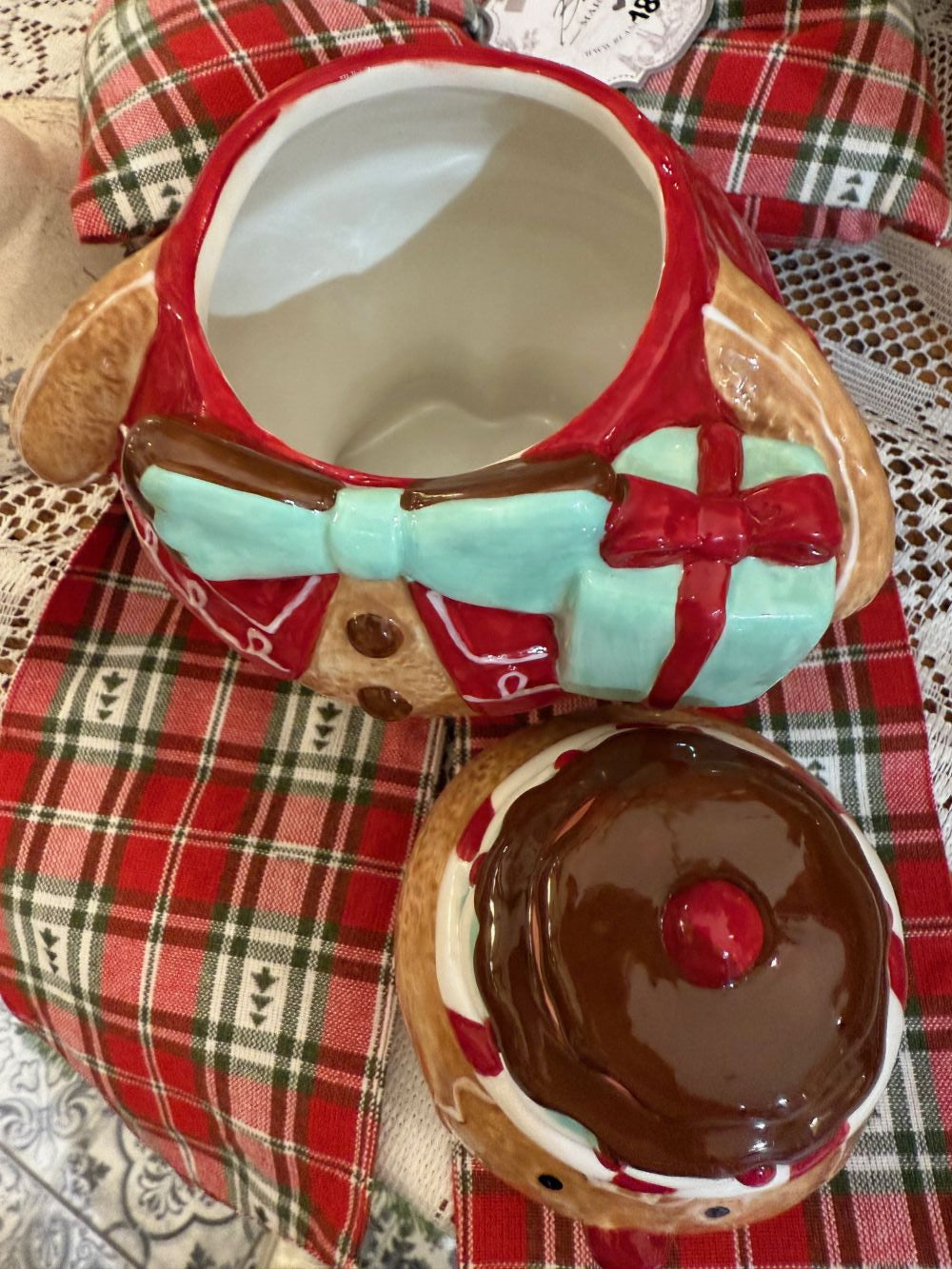 Bonbonnière en faïence représentant un bonhomme pain d’épices de 25 cm, aux couleurs rouge, marron et vert menthe, style décoration féérique et gourmande de Noël.