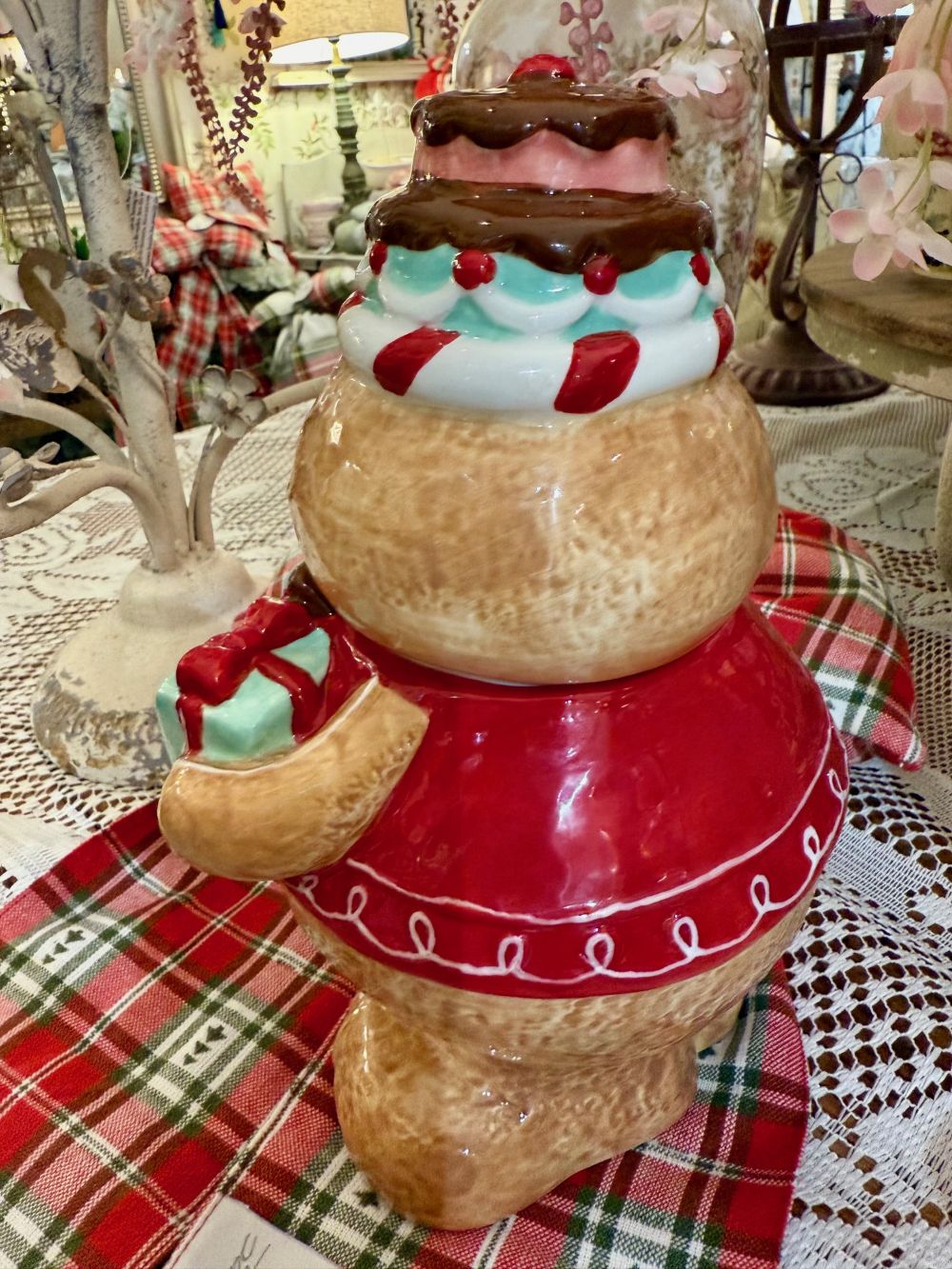 Bonbonnière en faïence représentant un bonhomme pain d’épices de 25 cm, aux couleurs rouge, marron et vert menthe, style décoration féérique et gourmande de Noël.