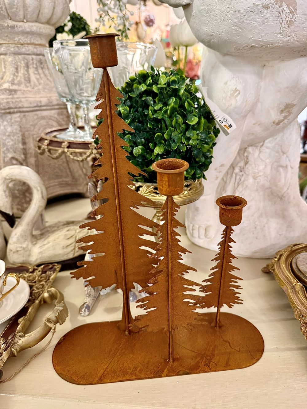 Bougeoir décoratif en métal rouille de 25x30 cm représentant trois sapins stylisés pour 3 bougies, style hivernal féérique et rustique