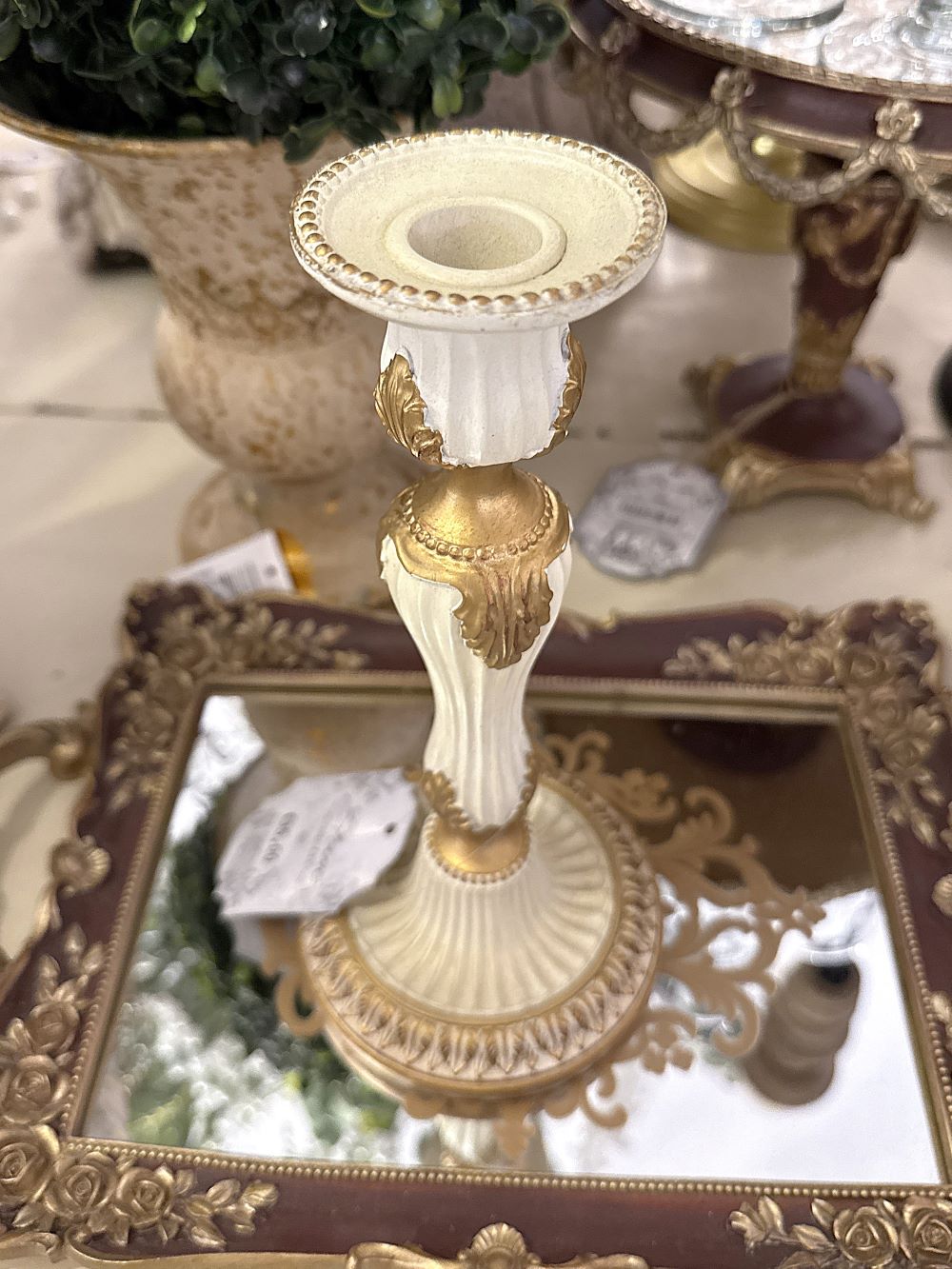 Bougeoir décoratif en résine style shabby chic, ivoire et doré, pour une ambiance romantique et élégante