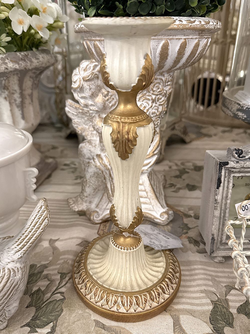 Bougeoir décoratif en résine style shabby chic, ivoire et doré, pour une ambiance romantique et élégante
