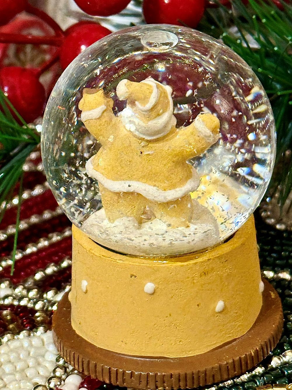 Boule à neige miniature avec Père Noël doré et base en forme de maison pain d’épices, déco de Noël romantique et féérique aux tons dorés, blancs et verts