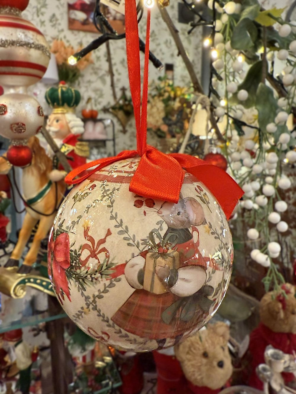 Boule de Noël en papier Blanc MariClò avec motif de souris et ruban rouge, décoration romantique shabby chic aux tons blanc, rouge et vert