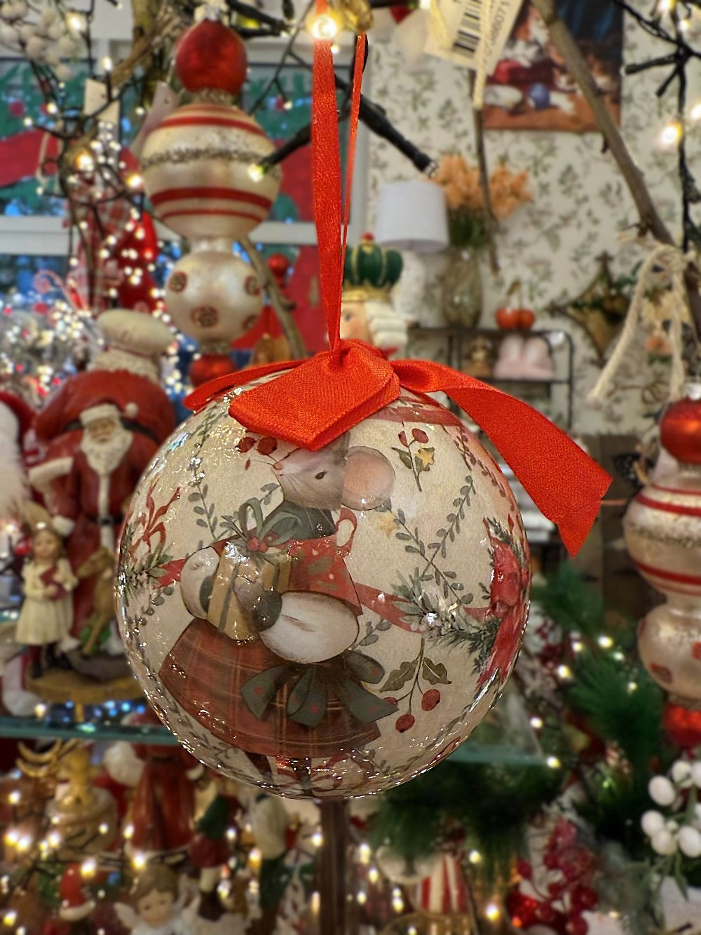 Boule de Noël en papier Blanc MariClò avec motif de souris et ruban rouge, décoration romantique shabby chic aux tons blanc, rouge et vert