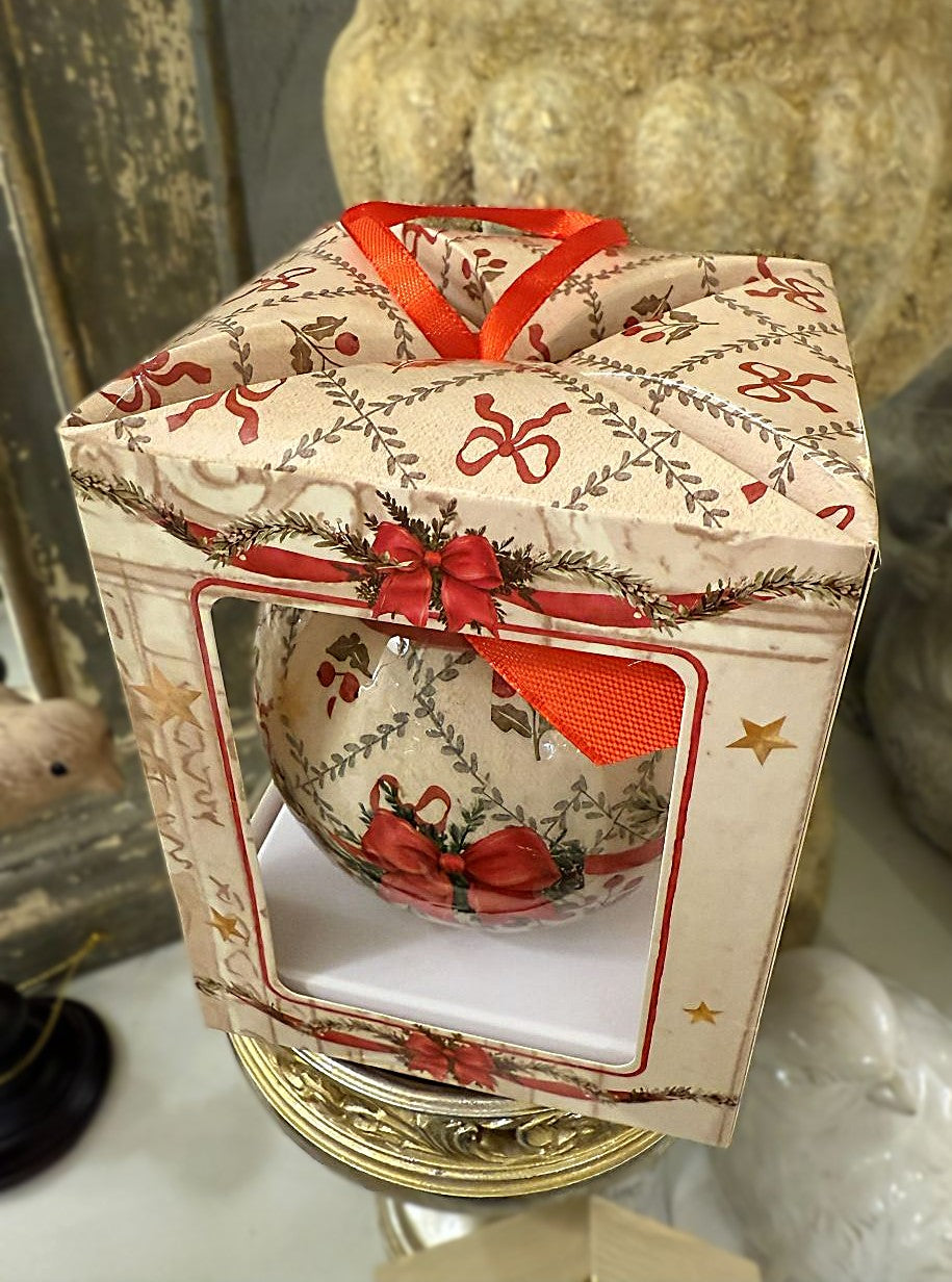 Boule de Noël en papier Blanc MariClò avec motif de souris et ruban rouge, décoration romantique shabby chic aux tons blanc, rouge et vert
