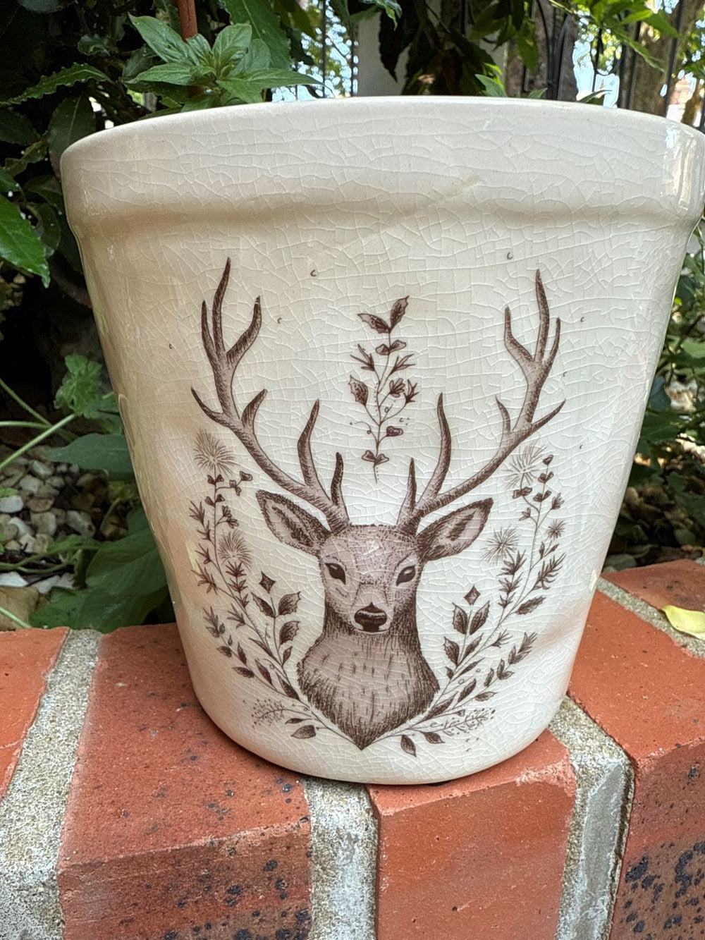 Cache-pot décoratif en céramique crème avec illustration d’un cerf brun, style shabby chic et romantique, ambiance poétique et naturelle