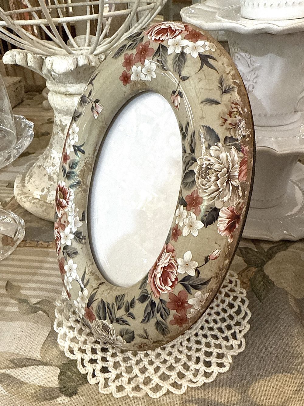 Cadre photo bucolique en céramique ovale, décor de fleurs vintage rouges et blanches, style romantique shabby chic pour décoration poétique