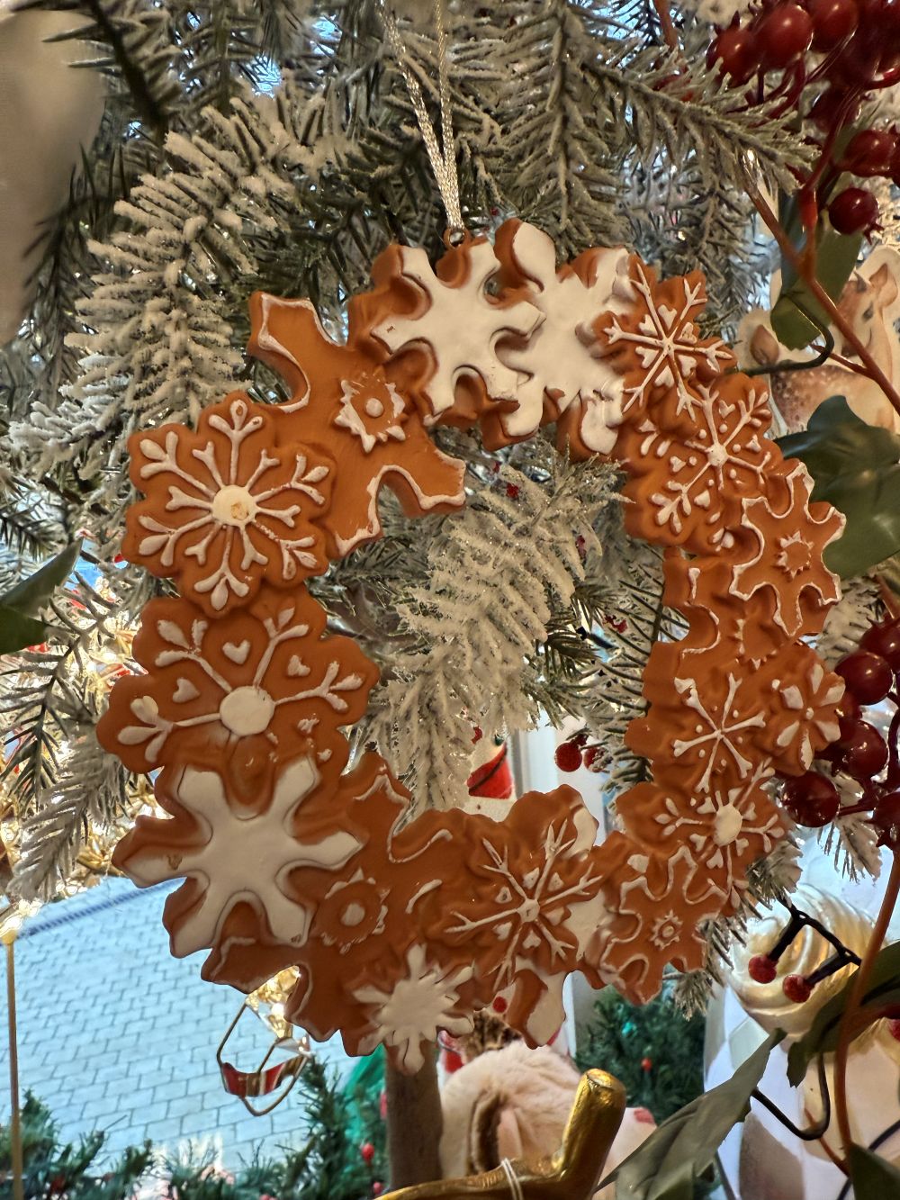 Couronne décorative d’étoiles Pain d’Épices marron et blanc, décoration de Noël féérique et poétique à suspendre, diamètre 18 cm