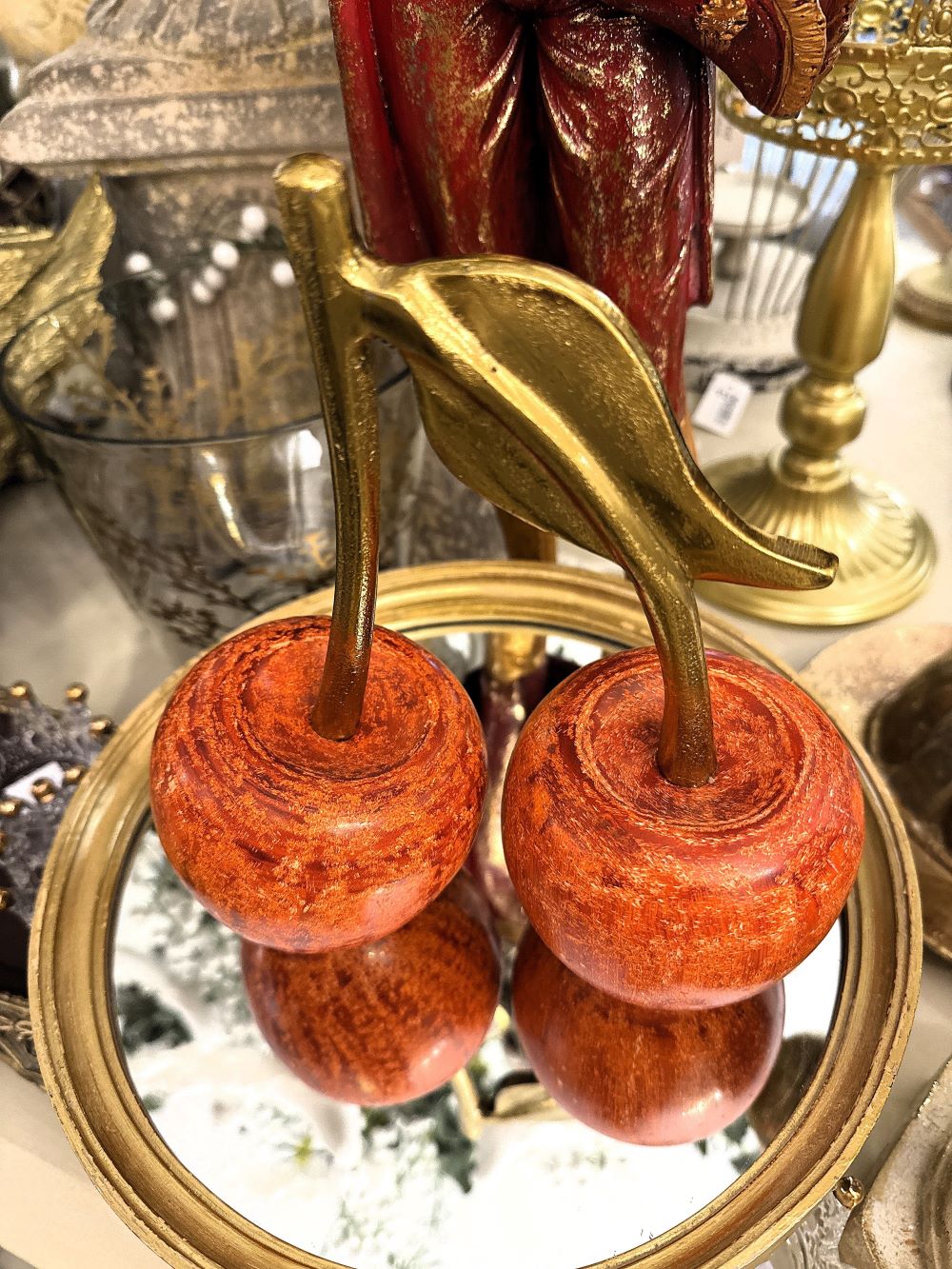 Décoration en forme de cerises rouges avec feuille dorée, style romantique et charme, couleurs rouge cuivré et or, ambiance élégante et poétique