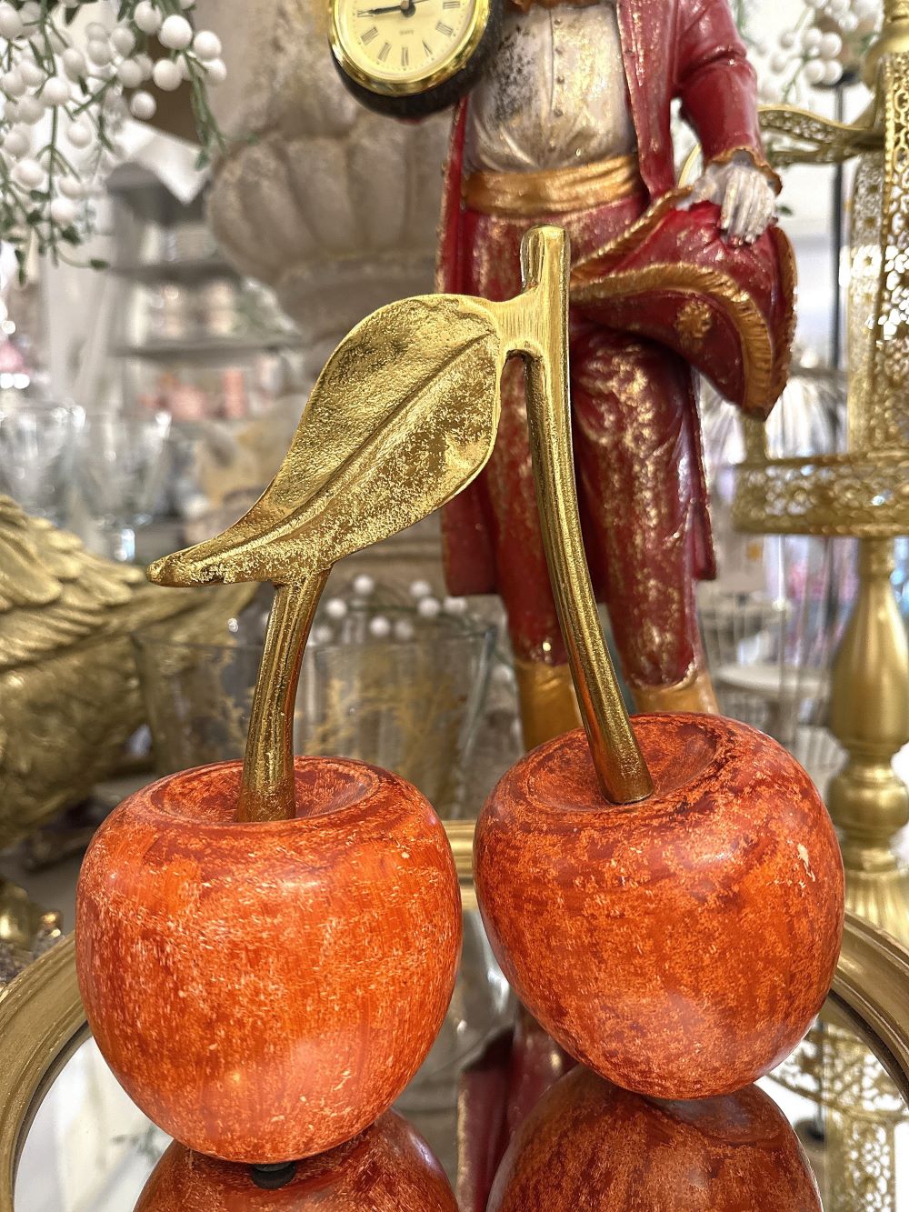Décoration en forme de cerises rouges avec feuille dorée, style romantique et charme, couleurs rouge cuivré et or, ambiance élégante et poétique