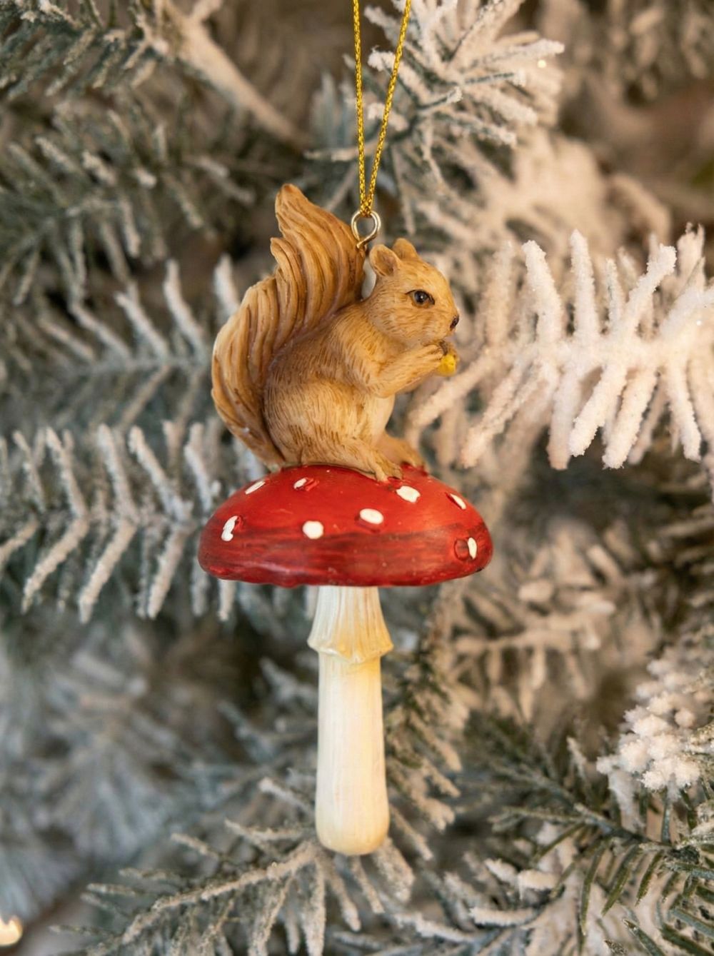 Décoration de Noël avec écureuil et champignon, figurine décorative aux tons naturels rouge et marron, style féérique et poétique pour décoration hivernale
