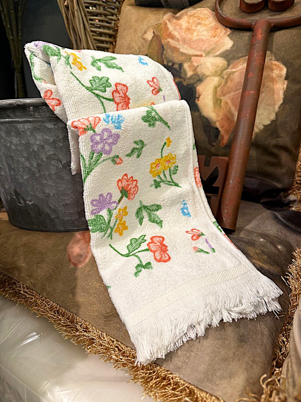 Essuie-mains en coton blanc avec motifs floraux imprimés multicolores, franges décoratives, style shabby chic et romantique