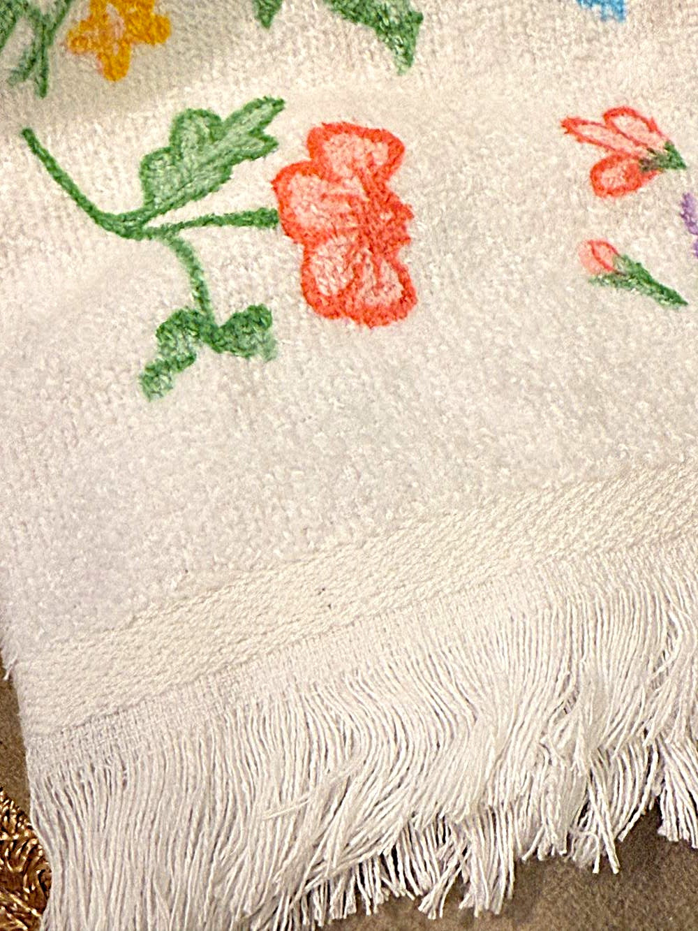 Essuie-mains en coton blanc avec motifs floraux imprimés multicolores, franges décoratives, style shabby chic et romantique