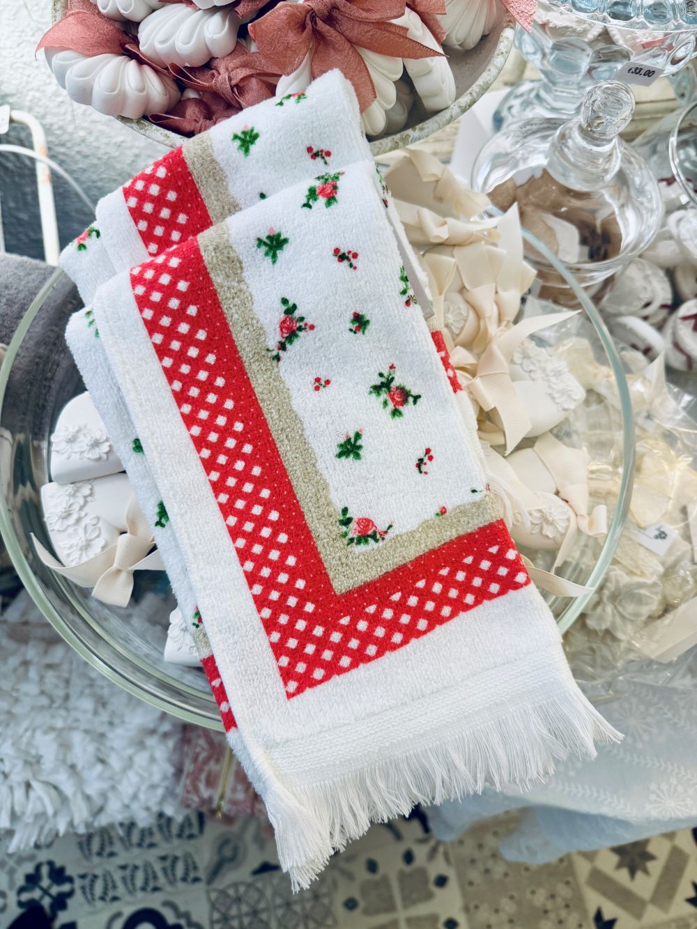 Essuie-mains Liberty en coton blanc avec motifs fleuris rouges et verts, style romantique et shabby chic Clayre & Eef, décoration de charme