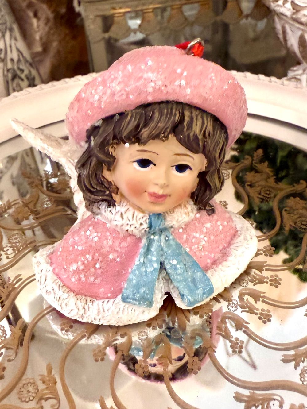 Figurine ange à suspendre style poupée victorienne, tenue rose pailletée et ruban bleu, avec ailes blanches, décoration de Noël romantique et poétique